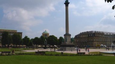 Stuttgart, Almanya 'da Koenigsplatz' da yazın güneşli bir günde.