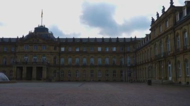 Stuttgart, Almanya 'da Koenigsplatz' da yazın güneşli bir günde.