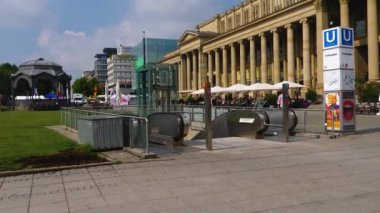 Stuttgart, Almanya 'da Koenigsplatz' da yazın güneşli bir günde.