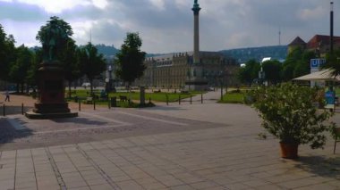 Stuttgart, Almanya 'da Koenigsplatz' da yazın güneşli bir günde.