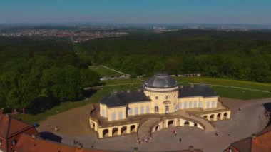 Yazın güneşli bir günde Almanya 'daki Schloss Yalnızlık Sarayı' nın hava manzarası.