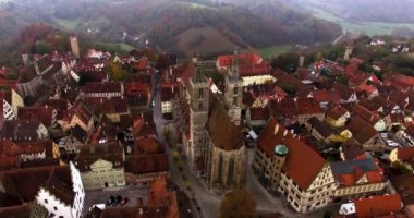 Tarihi Rothenburg ob der Tauber şehrinin hava manzarası bulutlar ve sisle dolu bir sonbahar sabahı.