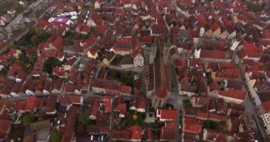 Tarihi Rothenburg ob der Tauber şehrinin hava manzarası bulutlar ve sisle dolu bir sonbahar sabahı.