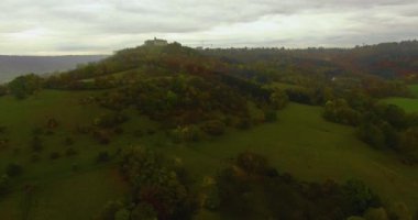 Sonbaharda bulutlu bir günde Waldenburg şehrinin hava manzarası