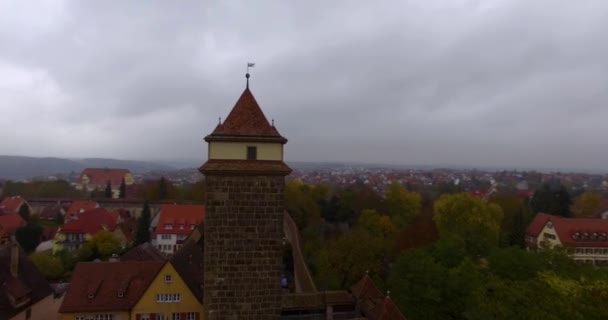 雲と霧に包まれた初秋の朝の歴史的な都市ローテンブルク トゥーバーの空中写真 — ストック動画