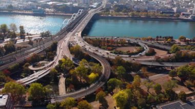 Sonbaharda güneşli bir günde Almanya 'nın Mannheim kentinin havadan görünüşü