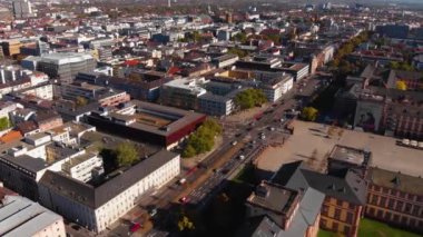 Sonbaharda güneşli bir günde Almanya 'nın Mannheim kentinin havadan görünüşü