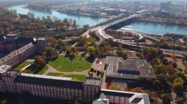 Sonbaharda güneşli bir günde Almanya 'nın Mannheim kentinin havadan görünüşü