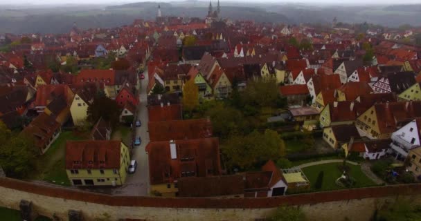 雲と霧に包まれた初秋の朝の歴史的な都市ローテンブルク トゥーバーの空中写真 — ストック動画