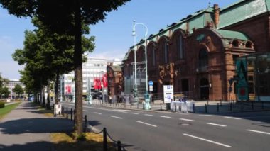 Yazın güneşli bir günde Almanya 'nın Mannheim kentindeki şehir manzarası.