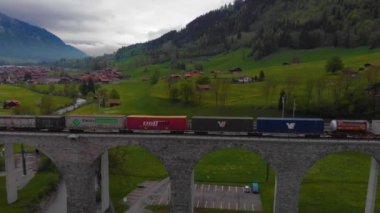 Baharın bulutlu bir gününde İsviçre 'deki Kandertal' in hava manzarası