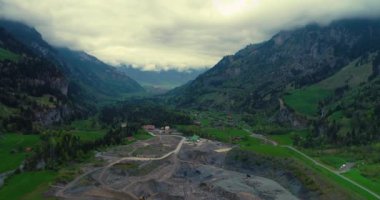 Baharın bulutlu bir gününde İsviçre 'deki Kandertal' in hava manzarası