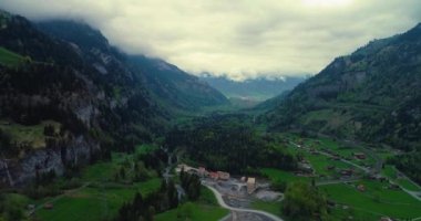 Baharın bulutlu bir gününde İsviçre 'deki Kandertal' in hava manzarası