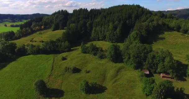 夏の晴れた日にドイツでSchwabischアルプスの周りの空中ビュー — ストック動画