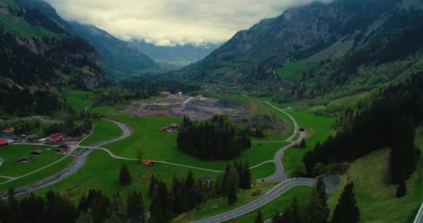 Légi Felvétel Svájci Kandertalról Egy Felhős Tavaszi Napon — Stock videók