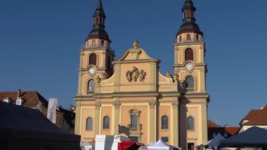 Ludwigsburg Evanjelik Şehir Kilisesi Sonbaharın güneşli bir gününde