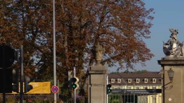 Ludwigsburg şehir merkezinde Sonbaharda güneşli bir günde sarayın yanında.