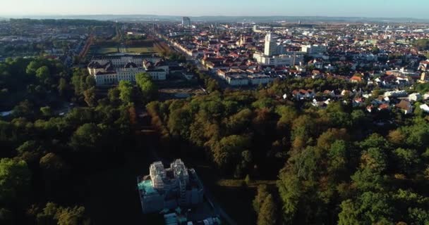 秋天阳光明媚的早晨 路德维希堡市中心的空中风景 — 图库视频影像