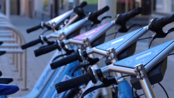 Rack Εστίαση Της Ενοικίασης Ποδηλάτων Στο Κέντρο Της Πόλης Ludwigsburg — Αρχείο Βίντεο