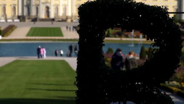 秋天阳光灿烂的卢德维根斯堡宫 — 图库视频影像