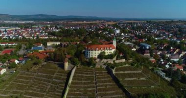 Yazın güneşli bir sabahta Vaihingen 'deki Kaltenstein Kaltenstein Şatosu' nun hava manzarası..