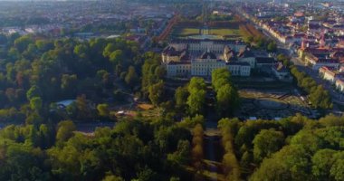 Sonbaharın güneşli sabahında Ludwigsburg şehir merkezinin hava manzarası