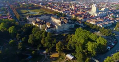 Sonbaharın güneşli sabahında Ludwigsburg şehir merkezinin hava manzarası