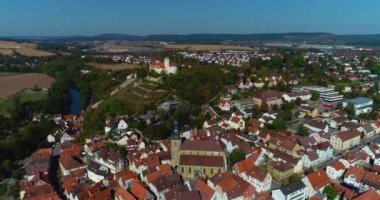 Yazın güneşli bir sabahta Vaihingen 'deki Kaltenstein Kaltenstein Şatosu' nun hava manzarası..