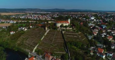 Yazın güneşli bir sabahta Vaihingen 'deki Kaltenstein Kaltenstein Şatosu' nun hava manzarası..