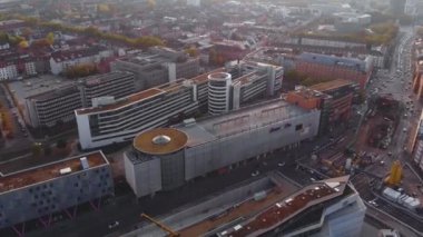 Sonbaharda bulutlu bir günde Almanya 'da Karlsruhe şehir merkezinin hava manzarası