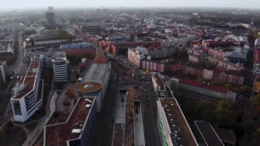 Sonbaharda bulutlu bir günde Almanya 'da Karlsruhe şehir merkezinin hava manzarası