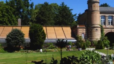 Karlsruhe 'de park ve bahçe, yazın güneşli bir günde Almanya.