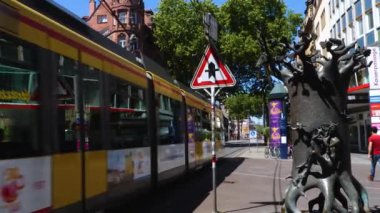  Karlsruhe şehir merkezinde toplu taşıma.