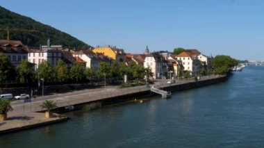 Heidelberg 'de güneşli bir yaz sabahı şehir merkezindeki yaya bölgesinde köprünün üzerinde..