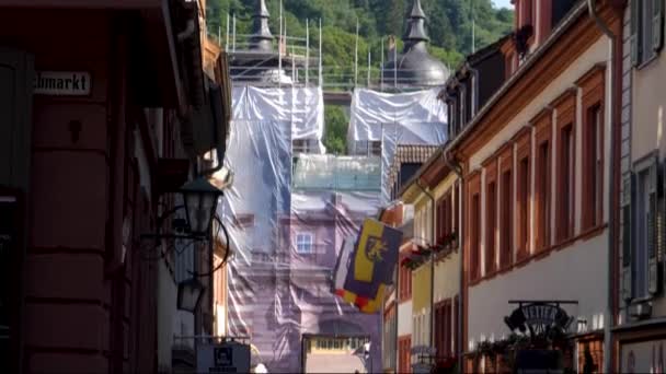 Heidelberg egy napos nyári reggelen a belvárosi sétálóövezetben a régi városban a hídon.
