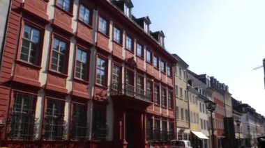 Heidelberg 'de güneşli bir yaz sabahı eski kasabanın yaya bölgesinde..