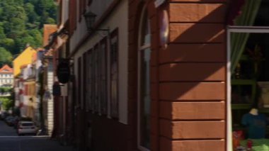 Heidelberg 'de güneşli bir yaz sabahı eski kasabanın yaya bölgesinde..