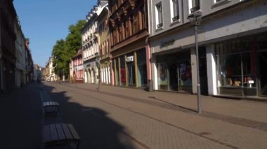 Heidelberg 'de güneşli bir yaz sabahı eski kasabanın yaya bölgesinde..