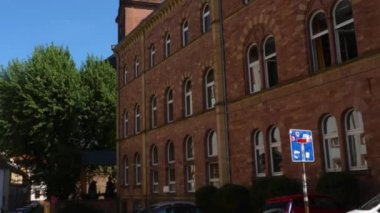 Heidelberg 'de güneşli bir yaz sabahı eski kasabanın yaya bölgesinde..