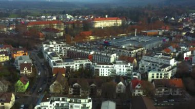 Sonbaharda bulutlu bir günde Almanya 'da Karlsruhe yakınlarındaki Ettlingen şehrinin hava manzarası.