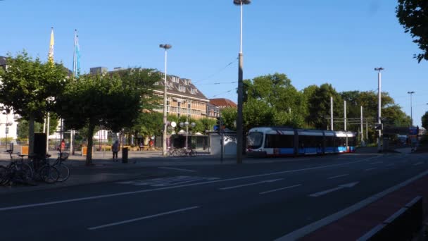 Heidelberg Een Zonnige Ochtend Zomer Openbaar Vervoer — Stockvideo