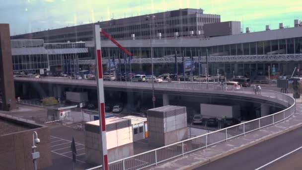 Зовнішній Постріл Терміналу Франкфуртському Аеропорту Камери Праворуч Показують Термінал Автосалони — стокове відео