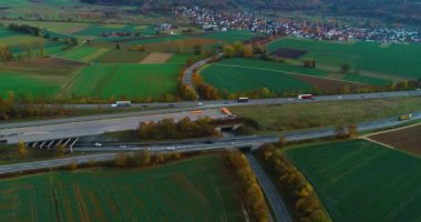 Stuttgart ve Sindelfingen yakınlarında sonbaharda bulutlu bir günde Almanya 'daki otoban manzarası.