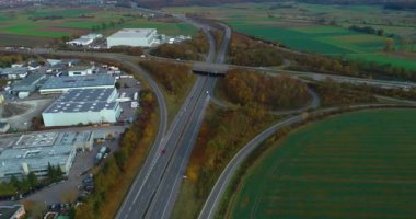 Stuttgart ve Sindelfingen yakınlarında sonbaharda bulutlu bir günde Almanya 'daki otoban manzarası.