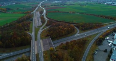 Stuttgart ve Sindelfingen yakınlarında sonbaharda bulutlu bir günde Almanya 'daki otoban manzarası.