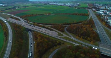 Stuttgart ve Sindelfingen yakınlarında sonbaharda bulutlu bir günde Almanya 'daki otoban manzarası.