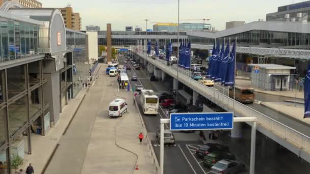 Fráncfort Aeropuerto Lapso Tiempo Entrada Personas Que Vienen Salen — Vídeo de stock