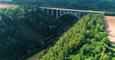 Rottweil Almanya yakınlarındaki Autobahn köprüsünün havadan görüntüsü. Yazın güneşli bir günde.