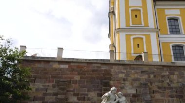 Donauequelle (Tuna Kaynağı), Almanya 'nın Donaueschingen kentinde. Yazın güneşli bir günde.