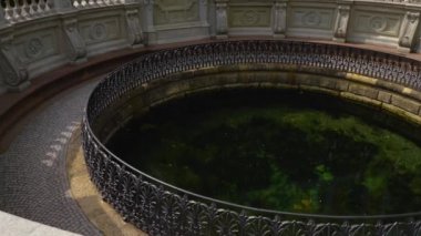 Donauequelle (Tuna Kaynağı), Almanya 'nın Donaueschingen kentinde. Yazın güneşli bir günde.